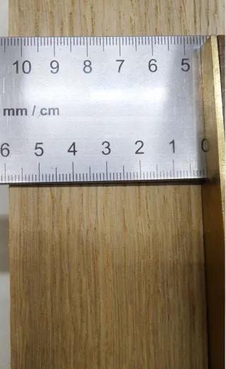 Dieses Bild zeigt die Baumkanten von schräg oben, wodurch die Stärke von ca. 6 cm sowie die Maserung betont werden.