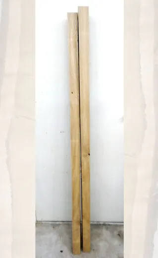 Detailaufnahme der Eichen-Baumkanten: Die 11 cm breite Schnittfläche und die charakteristische Holzmaserung der Eiche werden sichtbar.
