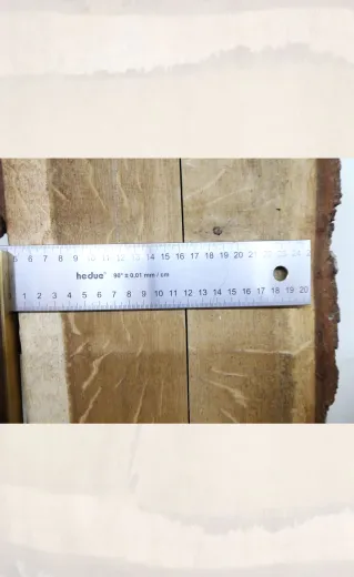 Detailaufnahme der Eichen-Baumkanten: Die ca. 11 cm breite Schnittfläche und die charakteristische Holzmaserung der Eiche werden sichtbar.