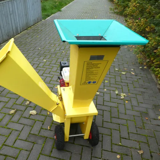 Benzin-Häcksler TerraCut zur Vermietung für Privatgärten.