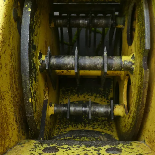 Häcksler mit 5,5 PS Honda-Motor für maximale Leistung im Gartenbereich.