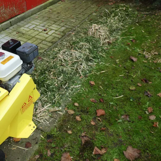 Häcksler für Äste bis 4 cm Durchmesser, robust und zuverlässig.