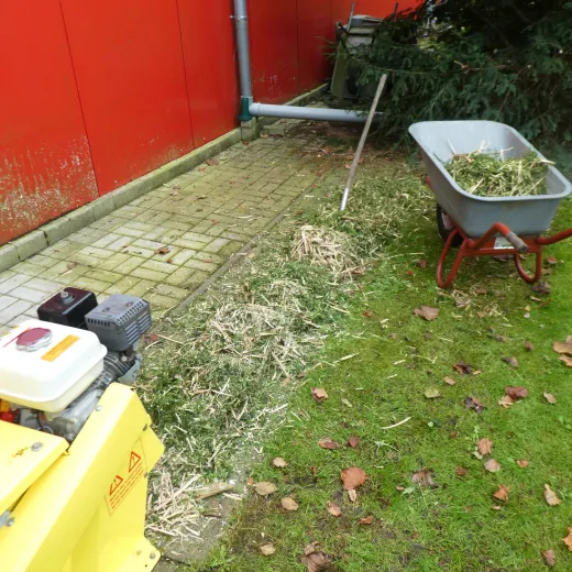 Benzin-Häcksler für Hobbygärtner, einfach zu bedienen.