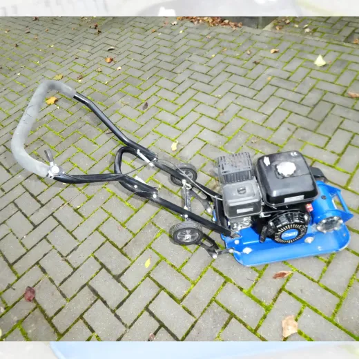 Kompakte Rüttelplatte für Hof, Terrasse und Gartenarbeiten.