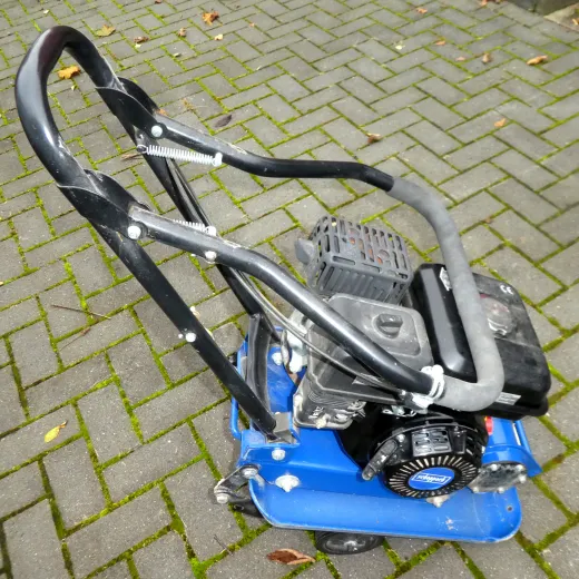 Transport der Rüttelplatte mit handlichen Maßen.