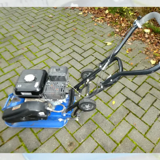 Rüttelplatte für Pflasterarbeiten auf Hof und Wegen.