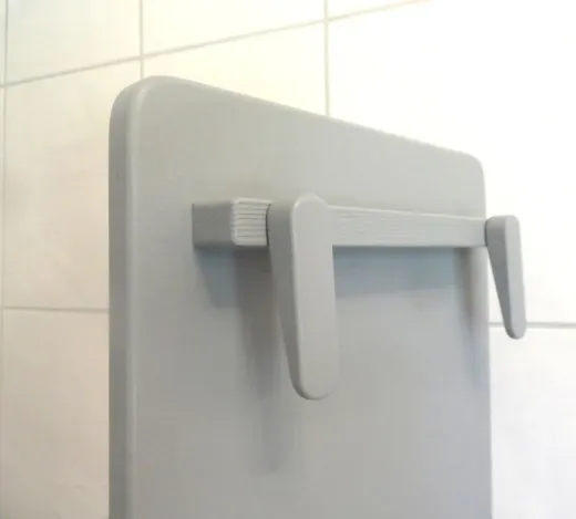 Heizkörperregal Bad – Graues Regal zur werkzeuglosen Befestigung