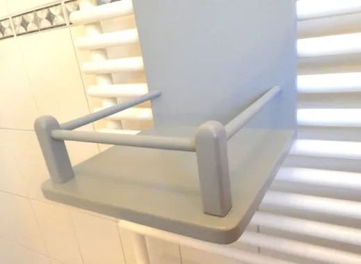 Heizkörperregal Bad – Graues Regal zur werkzeuglosen Befestigung