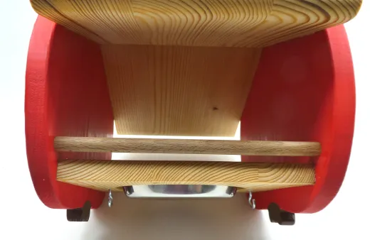 Rotes Vogelfutterhaus im Apfeldesign zum Aufhängen