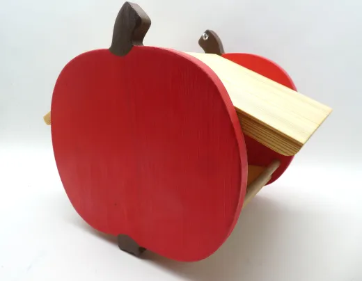 Rotes Vogelfutterhaus im Apfeldesign zum Aufhängen