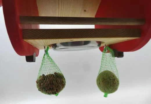 Rotes Vogelfutterhaus im Apfeldesign zum Aufhängen