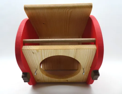 Rotes Vogelfutterhaus im Apfeldesign zum Aufhängen