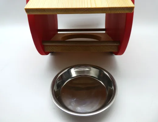 Rotes Vogelfutterhaus im Apfeldesign zum Aufhängen