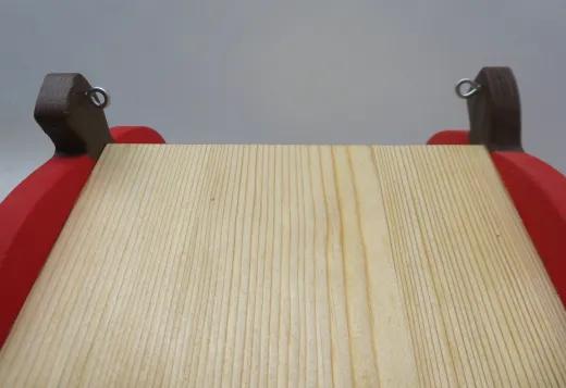 Rotes Vogelfutterhaus im Apfeldesign zum Aufhängen