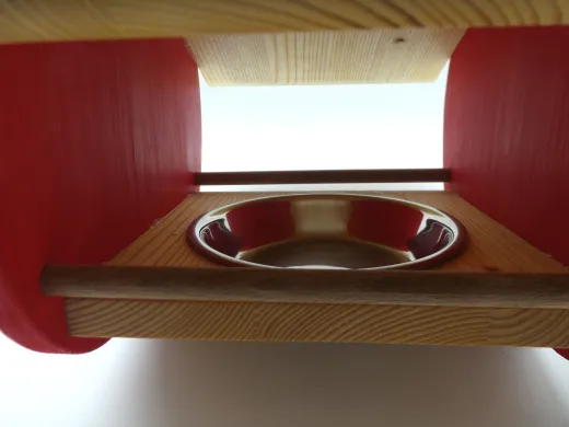 Rotes Vogelfutterhaus im Apfeldesign zum Aufhängen