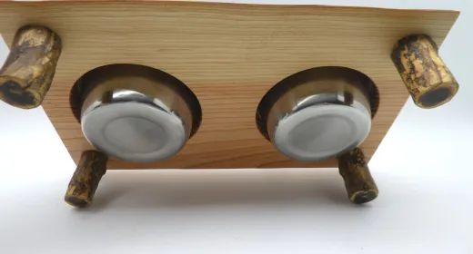 Futterbar rustikal, Holz Douglasie, mit Doppelnapf, für Katzen und kleine Hunde