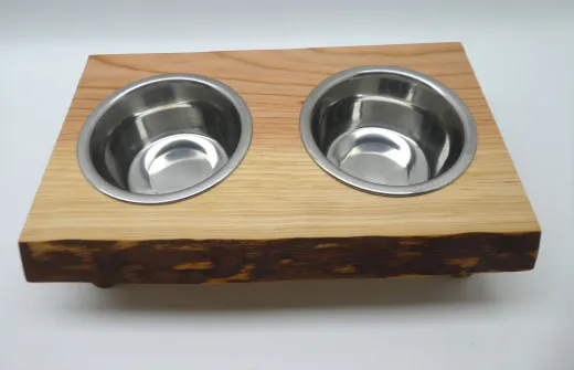 Futterbar rustikal, Holz Douglasie, mit Doppelnapf, für Katzen und kleine Hunde