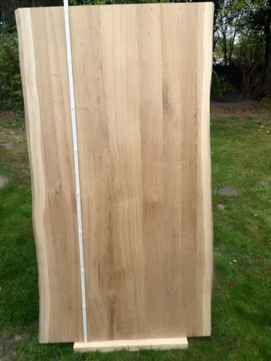 DIY-Tischplatte aus Massivholz mit Baumkante – Unikat zum Selbstgestalten