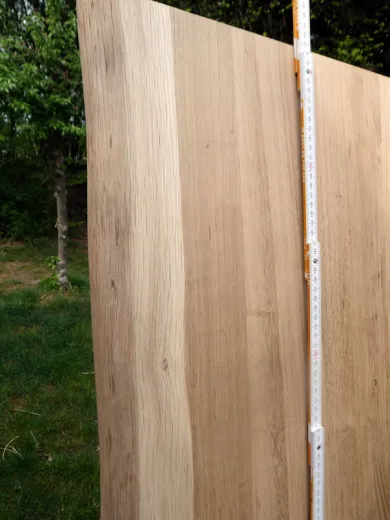 DIY-Tischplatte aus Massivholz mit Baumkante – Unikat zum Selbstgestalten