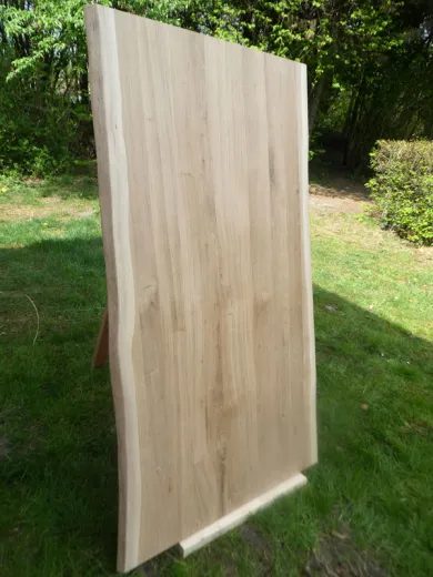 DIY-Tischplatte aus Massivholz mit Baumkante – Unikat zum Selbstgestalten