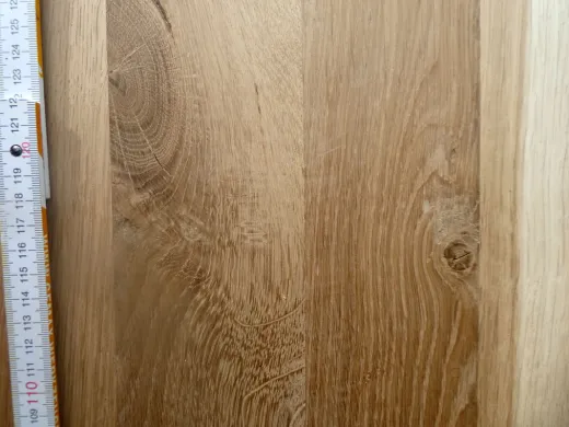 DIY-Tischplatte aus Massivholz mit Baumkante – Unikat zum Selbstgestalten