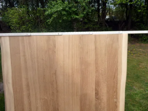 DIY-Tischplatte aus Massivholz mit Baumkante – Unikat zum Selbstgestalten