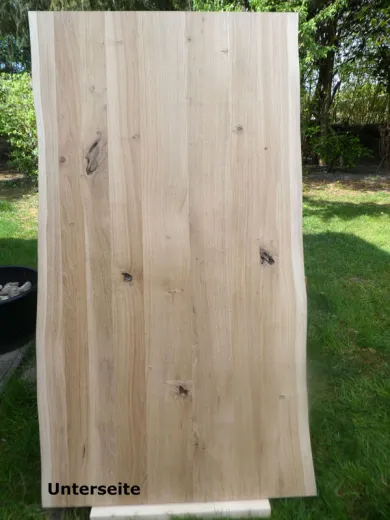 DIY-Tischplatte aus Massivholz mit Baumkante – Unikat zum Selbstgestalten