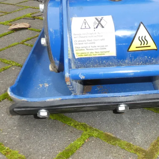 Gummimatte für Rüttler als Unterlage, schützt empfindliche Oberflächen bei Pflasterarbeiten.