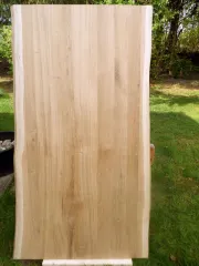 DIY-Tischplatte aus Massivholz mit Baumkante – Unikat zum Selbstgestalten