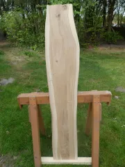 Regalboden aus Eiche mit Baumkante – 146 x 26/19 x 1,5 cm